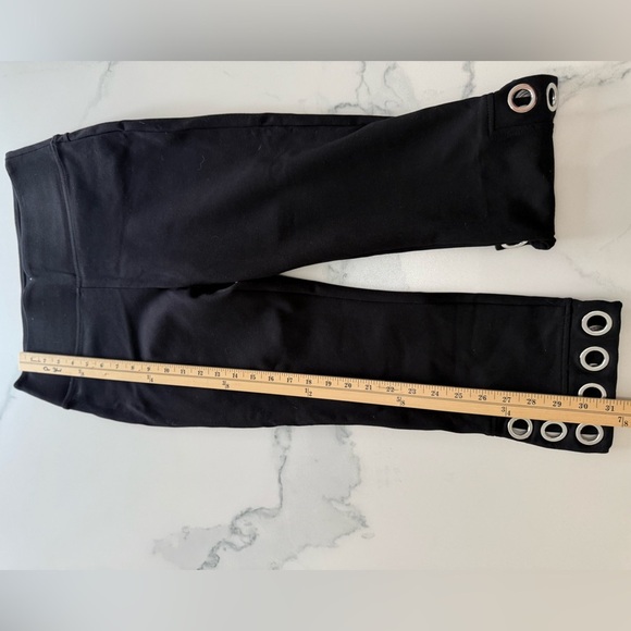 Slim Factor ladies grommet crop crap pants. Size M - Picture 4 of 5